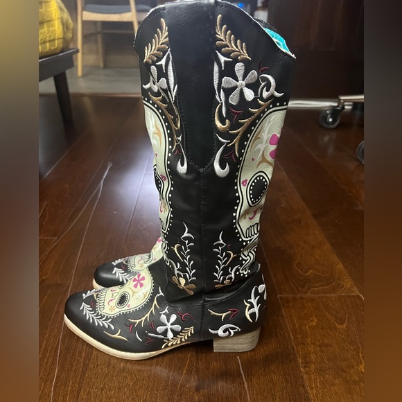 Funky skull cowboy boots!! Size 39. Run small. - Picture 6 of 9